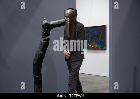 Hong Kong, Hong Kong. 28. März, 2019. Ein Mann mit einer Gesichtsmaske während der Vernissage gesehen. die Art Basel Hong Kong Messe statt eine private Anzeigen für Gäste vor der Eröffnung. Das 7. jährliche Art Basel in Hongkong wurde später für die Öffentlichkeit vom 29. bis 31. März, 2019 eröffnet. Credit: Stanley Leung/SOPA Images/ZUMA Draht/Alamy leben Nachrichten Stockfoto