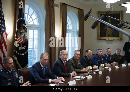 Washington, District of Columbia, USA. 3 Apr, 2019. US-Präsident Donald J. Trumpf liefert Erläuterungen bei einem Briefing von hochrangigen militärischen Führer im Schaltschrank des Weißen Hauses in Washington, DC, USA, 03. April 2019. Nach dem Briefing Präsident Trump Host wird ein Abendessen für die Beamten Kredit: Shawn Thew/CNP/ZUMA Draht/Alamy leben Nachrichten Stockfoto