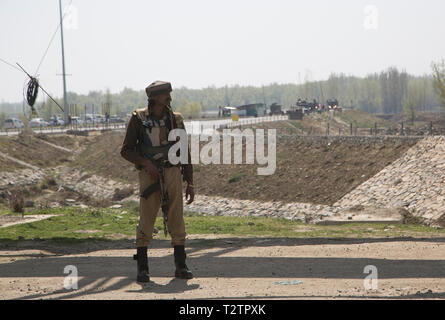 Srinagar, Kashmir. 4 Apr, 2019. Eine Indische paramilitärischen Trooper wacht neben einem Highway in der Nähe von Srinagar, Kashmir, 4. April 2019. Behörden in Kaschmir sagte am Mittwoch, dass keine zivilen Verkehr erlaubt sein würde, auf der Autobahn in die widerspenstige Region für zwei Tage in der Woche im Hinblick auf die große Bewegung der Regierung Kräfte zu Ply während der allgemeinen Wahlen in der kommenden Indien. Credit: Javed Dar/Xinhua/Alamy leben Nachrichten Stockfoto