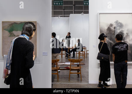 Hong Kong, Hong Kong. 28. März, 2019. Ein Gast an gesehen eine Kunstform auf der Suche während der Vernissage. die Art Basel Hong Kong Messe statt eine private Anzeigen für Gäste vor der Eröffnung. Das 7. jährliche Art Basel in Hongkong wurde später für die Öffentlichkeit vom 29. bis 31. März, 2019 eröffnet. Credit: Stanley Leung/SOPA Images/ZUMA Draht/Alamy leben Nachrichten Stockfoto