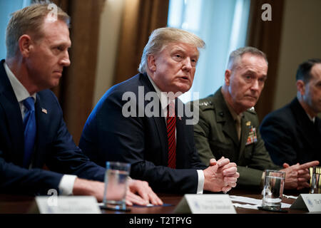 Washington, DC, USA. 03 Apr, 2019. US-Präsident Donald J. Trumpf (C), mit der amtierenden Verteidigungsminister Patrick Shanahan (L) und Vorsitzende des Generalstabs General Joseph Dunford (R), liefert Erläuterungen bei einem Briefing von hochrangigen militärischen Führer im Schaltschrank des Weißen Hauses in Washington, DC, USA, 03. April 2019. Nach dem Briefing Präsident Trumpf wird ein Abendessen für die Beamten. Credit: Shawn Thew/Pool über CNP | Verwendung der weltweiten Kredit: dpa/Alamy leben Nachrichten Stockfoto