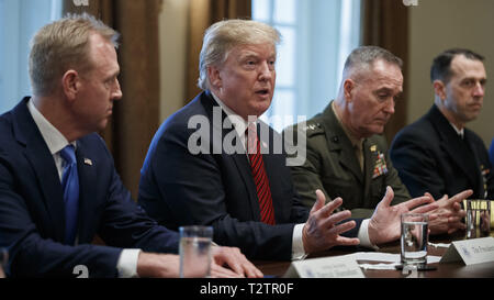 Washington, District of Columbia, USA. 3 Apr, 2019. US-Präsident Donald J. Trumpf (C), mit der amtierenden Verteidigungsminister Patrick Shanahan (L) und Vorsitzende des Generalstabs General Joseph Dunford (R), liefert Erläuterungen bei einem Briefing von hochrangigen militärischen Führer im Schaltschrank des Weißen Hauses in Washington, DC, USA, 03. April 2019. Nach dem Briefing Präsident Trump Host wird ein Abendessen für die Beamten Kredit: Shawn Thew/CNP/ZUMA Draht/Alamy leben Nachrichten Stockfoto