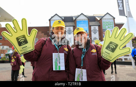 Aintree Rennbahn Aintree, UK. 4 Apr, 2019. Die 2019 Grand National horse racing Festival, Tag 1; einige der Aintree Personal freuen uns auf dem Festival Credit: Aktion plus Sport/Alamy leben Nachrichten Stockfoto