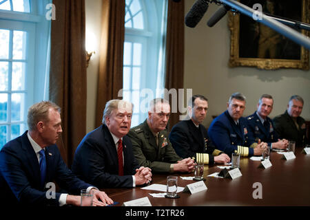 Washington, DC, USA. 03 Apr, 2019. US-Präsident Donald J. Trumpf (L-2), mit der amtierenden Verteidigungsminister Patrick Shanahan (L) und Vorsitzende des Generalstabs General Joseph Dunford (L-3), liefert Erläuterungen bei einem Briefing von hochrangigen militärischen Führer im Schaltschrank des Weißen Hauses in Washington, DC, USA, 03. April 2019. Nach dem Briefing Präsident Trumpf wird ein Abendessen für die Beamten. Credit: Shawn Thew/Pool über CNP | Verwendung der weltweiten Kredit: dpa/Alamy leben Nachrichten Stockfoto