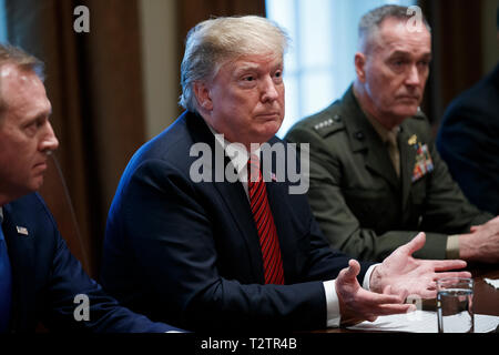 Washington, DC, USA. 03 Apr, 2019. US-Präsident Donald J. Trumpf (C), mit der amtierenden Verteidigungsminister Patrick Shanahan (L) und Vorsitzende des Generalstabs General Joseph Dunford (R), liefert Erläuterungen bei einem Briefing von hochrangigen militärischen Führer im Schaltschrank des Weißen Hauses in Washington, DC, USA, 03. April 2019. Nach dem Briefing Präsident Trumpf wird ein Abendessen für die Beamten. Credit: Shawn Thew/Pool über CNP | Verwendung der weltweiten Kredit: dpa/Alamy leben Nachrichten Stockfoto