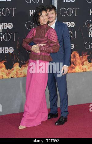 NEW YORK, NY - 3. APRIL: Pedro Pascal und Indira Varma der eine für die letzte Saison der "Spiel der Throne' am 3. April 2019 in New York teilnehmen, NY. Foto: imageSPACE/MediaPunch Stockfoto