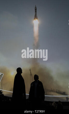 Rust, Deutschland. 04 Apr, 2018. Roland Mack (l), Geschäftsführer der Europa-Park, und der Astronaut Ernst Messerschmid (r) stand in der Dreamtime Kuppel und den Film 'Mission Astronaut" ansehen. In der 360-Dome der Astronaut Film gezeigt wird. Der Europa-Park, Deutschlands größter Freizeitpark. Quelle: Patrick Seeger/dpa/Alamy leben Nachrichten Stockfoto