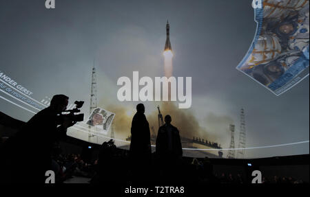 Rust, Deutschland. 04 Apr, 2018. Roland Mack (l), Geschäftsführer der Europa-Park, und der Astronaut Ernst Messerschmid (r) stand in der Dreamtime Kuppel und den Film 'Mission Astronaut" ansehen. In der 360-Dome der Astronaut Film gezeigt wird. Der Europa-Park, Deutschlands größter Freizeitpark. Quelle: Patrick Seeger/dpa/Alamy leben Nachrichten Stockfoto