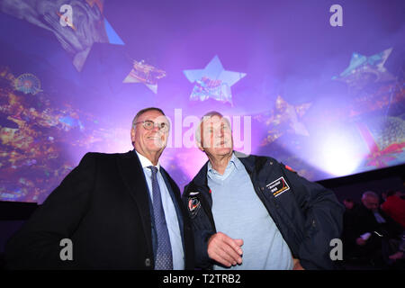 Rust, Deutschland. 04 Apr, 2018. Roland Mack (l), Geschäftsführer der Europa-Park, und der Astronaut Ernst Messerschmid (r) stand in der Dreamtime Kuppel und den Film 'Mission Astronaut" ansehen. In der 360-Dome der Astronaut Film gezeigt wird. Der Europa-Park, Deutschlands größter Freizeitpark. Quelle: Patrick Seeger/dpa/Alamy leben Nachrichten Stockfoto