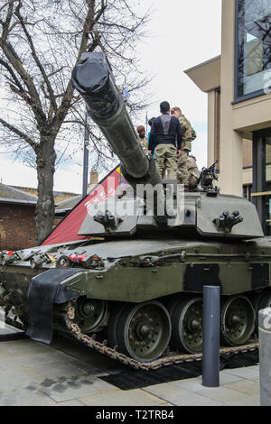 London, Großbritannien. 4. Apr 2019. Wie die Royal Armoured Corps feiert sein 80-jähriges Bestehen Sie zwei Tanks außerhalb der National Army Museum, mit Besatzung an Hand über ihre Arbeit zu sprechen und Einblick in die Funktionsweise der Challenger 2 geholfen hat, britische Truppen in den vergangenen zwei Jahrzehnten schützen bieten. @ Paul Quezada-Neiman/Alamy Live News Credit: Paul Quezada-Neiman/Alamy leben Nachrichten Stockfoto