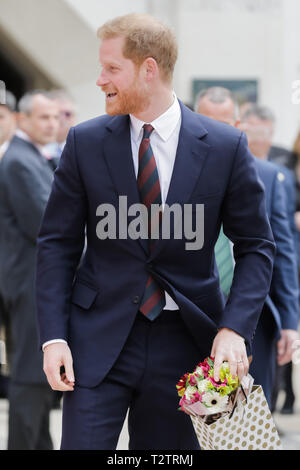 Guildhall, London, UK. 4. Apr 2019. Seine Königliche Hoheit, Prinz Harry, der Herzog von Sussex verlassen den zwölften Jahresbericht der Oberbürgermeisterin der Großen Curry Mittagessen in Hilfe der drei nationalen Service Nächstenliebe: ABF der Soldaten Nächstenliebe, die Royal Navy und Royal Marines Nächstenliebe und der Royal Air Force Benevolent Fund. Quelle: Chris Aubrey/Alamy leben Nachrichten Stockfoto