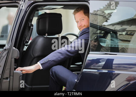 Guildhall, London, UK. 4. Apr 2019. Seine Königliche Hoheit, Prinz Harry, der Herzog von Sussex schliesst die Autotür, als er den zwölften Jahresbericht der Oberbürgermeisterin der Großen Curry Mittagessen in Hilfe der drei nationalen Service Nächstenliebe Blätter: ABF der Soldaten Nächstenliebe, die Royal Navy und Royal Marines Nächstenliebe und der Royal Air Force Benevolent Fund. Quelle: Chris Aubrey/Alamy leben Nachrichten Stockfoto