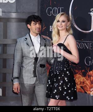 Joe Jonas, Sophie Turner in der Ankunftshalle für Spiel der Throne Finale Saison Premiere auf HBO, Radio City Music Hall, Rockefeller Center, New York, NY, 3. April 2019. Foto von: RCF/Everett Collection Stockfoto