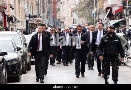 Sofia, Bulgarien. 04 Apr, 2019. Bundespräsident Dr. Frank-Walter Steinmeier (M) fließt durch Sofia. Präsident Steinmeier ist zu einem zweitaegigen Besuch in Bulgarien. Quelle: Bernd von Jutrczenka/dpa/Alamy leben Nachrichten Stockfoto