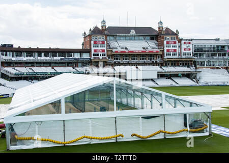 London, Großbritannien. 4 Apr, 2019. Surrey Spieler warm up vor dem Tage spielen in Surrey auf Durham MCCU am Kia Oval am Tag einer der 3 Tag übereinstimmen. Quelle: David Rowe/Alamy leben Nachrichten Stockfoto