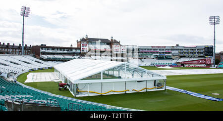 London, Großbritannien. 4 Apr, 2019. Surrey Spieler warm up vor dem Tage spielen in Surrey auf Durham MCCU am Kia Oval am Tag einer der 3 Tag übereinstimmen. Quelle: David Rowe/Alamy leben Nachrichten Stockfoto