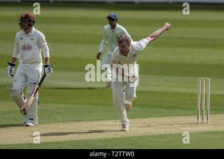 London, Großbritannien. 4 Apr, 2019. Stuart Bowling in Surrey auf Durham MCCU am Kia Oval am Tag einer der 3 Tag übereinstimmen. Quelle: David Rowe/Alamy leben Nachrichten Stockfoto