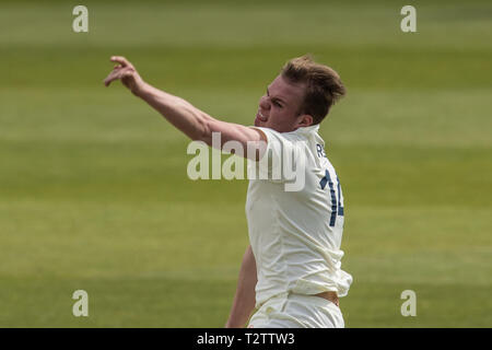 London, Großbritannien. 4 Apr, 2019. Stuart Bowling in Surrey auf Durham MCCU am Kia Oval am Tag einer der 3 Tag übereinstimmen. Quelle: David Rowe/Alamy leben Nachrichten Stockfoto