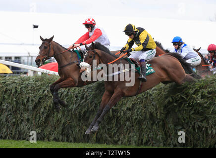 Aintree Rennbahn Aintree, UK. 4 Apr, 2019. Die 2019 Grand National horse racing Festival, Tag 1; Straße nach Rom (Gelb/Schwarz) geritten von Sam/Waley Cohen führt über den Stuhl von starkie Fahrten von Martin Mcintyre in der Randox Gesundheit Foxhunters Chase Credit: Aktion plus Sport/Alamy leben Nachrichten Stockfoto