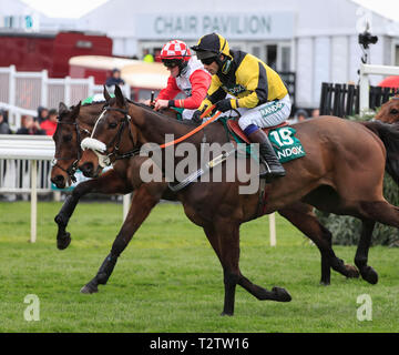 Aintree Rennbahn Aintree, UK. 4 Apr, 2019. Die 2019 Grand National horse racing Festival, Tag 1; Straße nach Rom (Gelb/Schwarz) von Sam/geritten Waley Cohen führt im ersten Stromkreis von Starkie geritten von Martin Mcintyre in der Randox Gesundheit Foxhunters Chase Credit: Aktion plus Sport/Alamy leben Nachrichten Stockfoto