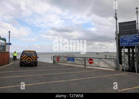 Southend On Sea, Essex, Großbritannien. 04. April 2019. Die Anlegestelle ist für Besucher infolge der Entdeckung eines nicht explodierte Bombe geschlossen. Der Pier wird geschlossen bleiben, bis eine ordnungsgemäße Untersuchung durch die Royal Marine Bombenentschärfung Einheit ausgeführt worden ist. Penelope Barritt/Alamy leben Nachrichten Stockfoto