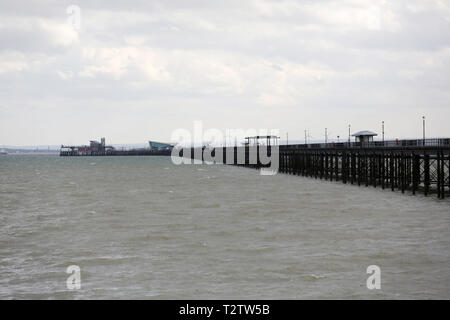 Southend On Sea, Essex, Großbritannien. 04. April 2019. Die Anlegestelle ist für Besucher infolge der Entdeckung eines nicht explodierte Bombe geschlossen. Der Pier wird geschlossen bleiben, bis eine ordnungsgemäße Untersuchung durch die Royal Marine Bombenentschärfung Einheit ausgeführt worden ist. Penelope Barritt/Alamy leben Nachrichten Stockfoto