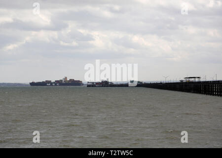 Southend On Sea, Essex, Großbritannien. 04. April 2019. Die Anlegestelle ist für Besucher infolge der Entdeckung eines nicht explodierte Bombe geschlossen. Der Pier wird geschlossen bleiben, bis eine ordnungsgemäße Untersuchung durch die Royal Marine Bombenentschärfung Einheit ausgeführt worden ist. Penelope Barritt/Alamy leben Nachrichten Stockfoto