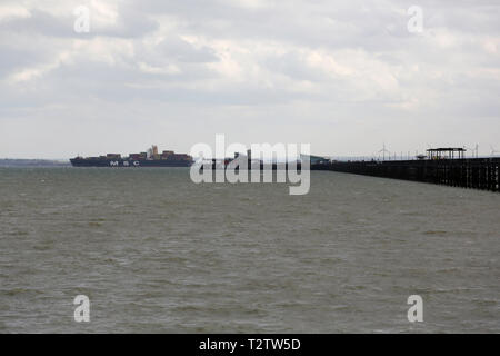 Southend On Sea, Essex, Großbritannien. 04. April 2019. Die Anlegestelle ist für Besucher infolge der Entdeckung eines nicht explodierte Bombe geschlossen. Der Pier wird geschlossen bleiben, bis eine ordnungsgemäße Untersuchung durch die Royal Marine Bombenentschärfung Einheit ausgeführt worden ist. Penelope Barritt/Alamy leben Nachrichten Stockfoto