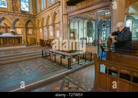 Glasgow, Schottland, Großbritannien. 4. April 2019. Ein Besucher ein Foto der Govan Sarkophag oder Stein Sarg, die in der Regel aus einem einzigen Stein gemeißelt ist und Jagdszenen geschnitzt und Fabeltiere. Es wird geglaubt, wurden die Reliquien von St. Konstantin zu halten. Die govan Steine sind auf Anzeige bei Govan alte Pfarrkirche. Credit: Skully/Alamy leben Nachrichten Stockfoto