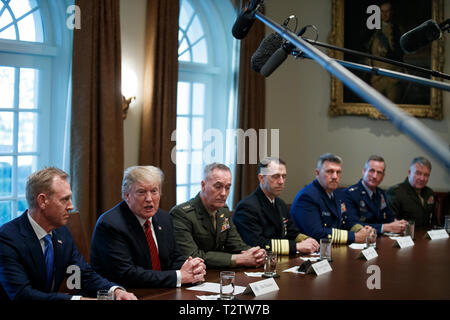 US-Präsident Donald J. Trumpf (L-2), mit der amtierenden Verteidigungsminister Patrick Shanahan (L) und Vorsitzende des Generalstabs General Joseph Dunford (L-3), liefert Erläuterungen bei einem Briefing von hochrangigen militärischen Führer im Schaltschrank des Weißen Hauses in Washington, DC, USA, 03. April 2019. Nach dem Briefing Präsident Trumpf wird ein Abendessen für die Beamten. Credit: Shawn Thew/Pool über CNP/MediaPunch Stockfoto