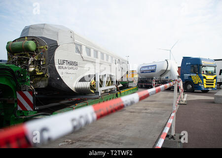 04 April 2019, Sachsen-Anhalt, Hohe Börde: Der Rumpf eines Junkers 52 steht auf einem Tieflader in der Börde Service Bereich. Die zerlegt, historische Flugzeuge ist derzeit aus München transportiert werden, zu seiner Home Base in Hamburg. In München wurde das Flugzeug in einem Hangar der Lufthansa geparkt. Foto: Klaus-Dietmar Gabbert/dpa-Zentralbild/dpa Stockfoto