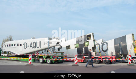 04 April 2019, Sachsen-Anhalt, Hohe Börde: Rumpf und Tragflächen eines Junkers 52 auf niedrigen geladen werden - Lader in der Börde Service Bereich. Die zerlegt, historische Flugzeuge ist derzeit aus München transportiert werden, zu seiner Home Base in Hamburg. In München wurde das Flugzeug in einem Hangar der Lufthansa geparkt. Foto: Klaus-Dietmar Gabbert/dpa-Zentralbild/dpa Stockfoto