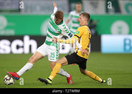 04 April 2019, Bayern, Fürth: Fussball: 2. Bundesliga, SpVgg Greuther Fürth - Dynamo Dresden 25. Spieltag, im Sportpark Ronhof Thomas Sommer. Sebastian Ernst (l) von Fürth kämpft für den ball mit Dzenis Burnic von Dynamo Dresden. Foto: Daniel Karmann/dpa - WICHTIGER HINWEIS: In Übereinstimmung mit den Anforderungen der DFL Deutsche Fußball Liga oder der DFB Deutscher Fußball-Bund ist es untersagt, zu verwenden oder verwendet Fotos im Stadion und/oder das Spiel in Form von Bildern und/oder Videos - wie Foto Sequenzen getroffen haben. Stockfoto