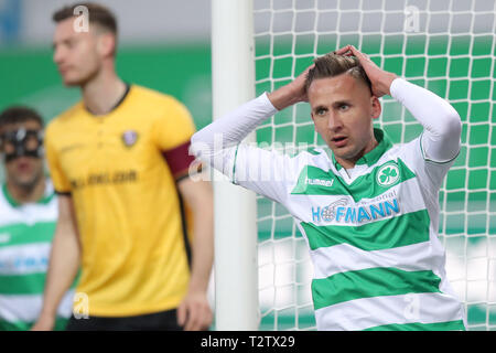 04 April 2019, Bayern, Fürth: Fussball: 2. Bundesliga, SpVgg Greuther Fürth - Dynamo Dresden 25. Spieltag, im Sportpark Ronhof Thomas Sommer. Paul New Braunfels (r) aus Fürth reagiert auf ein verfehltes Ziel chance. Foto: Daniel Karmann/dpa - WICHTIGER HINWEIS: In Übereinstimmung mit den Anforderungen der DFL Deutsche Fußball Liga oder der DFB Deutscher Fußball-Bund ist es untersagt, zu verwenden oder verwendet Fotos im Stadion und/oder das Spiel in Form von Bildern und/oder Videos - wie Foto Sequenzen getroffen haben. Stockfoto