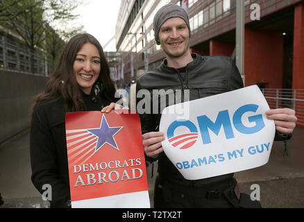 04 April 2019, Nordrhein-Westfalen, Köln: Anhänger von Barack Obama stehen mit Plakaten vor der Lanxess Arena. Der ehemalige amerikanische Präsident will über gute menschliche Führung in der Lanxess-Arena vor 15.000 Besucher am Abend zu sprechen. Foto: Oliver Berg/dpa Stockfoto