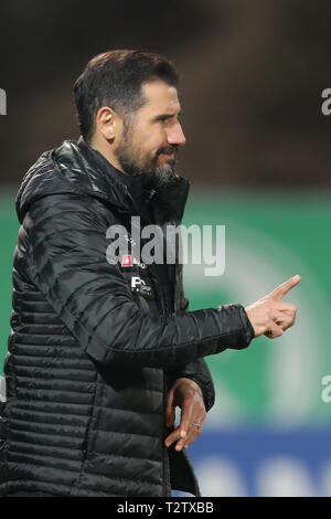 04 April 2019, Bayern, Fürth: Fussball: 2. Bundesliga, SpVgg Greuther Fürth - Dynamo Dresden 25. Spieltag, im Sportpark Ronhof Thomas Sommer. Trainer Cristian fiel von Dynamo Dresden Gestikuliert am Rand des Spielfeldes. b Foto: Daniel Karmann/dpa - WICHTIGER HINWEIS: In Übereinstimmung mit den Anforderungen der DFL Deutsche Fußball Liga oder der DFB Deutscher Fußball-Bund ist es untersagt, zu verwenden oder verwendet Fotos im Stadion und/oder das Spiel in Form von Bildern und/oder Videos - wie Foto Sequenzen getroffen haben. Stockfoto