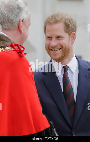 Guildhall, London, UK. 4. Apr 2019. Seine Königliche Hoheit, Prinz Harry, der Herzog von Sussex verlassen den zwölften Jahresbericht der Oberbürgermeisterin der Großen Curry Mittagessen in Hilfe der drei nationalen Service Nächstenliebe: ABF der Soldaten Nächstenliebe, die Royal Navy und Royal Marines Nächstenliebe und der Royal Air Force Benevolent Fund. Quelle: Chris Aubrey/Alamy leben Nachrichten Stockfoto