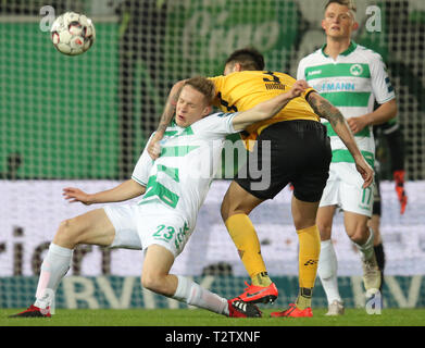 04 April 2019, Bayern, Fürth: Fussball: 2. Bundesliga, SpVgg Greuther Fürth - Dynamo Dresden 25. Spieltag, im Sportpark Ronhof Thomas Sommer. Paul Jaeckel (l) von Fürth kämpft für den ball mit Dario miš von Dynamo Dresden. Foto: Daniel Karmann/dpa - WICHTIGER HINWEIS: In Übereinstimmung mit den Anforderungen der DFL Deutsche Fußball Liga oder der DFB Deutscher Fußball-Bund ist es untersagt, zu verwenden oder verwendet Fotos im Stadion und/oder das Spiel in Form von Bildern und/oder Videos - wie Foto Sequenzen getroffen haben. Stockfoto