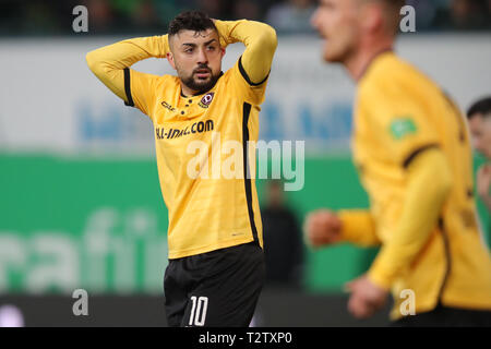 04 April 2019, Bayern, Fürth: Fussball: 2. Bundesliga, SpVgg Greuther Fürth - Dynamo Dresden 25. Spieltag, im Sportpark Ronhof Thomas Sommer. Aias Aosman von Dynamo Dresden reagiert auf ein verfehltes Ziel chance. Foto: Daniel Karmann/dpa - WICHTIGER HINWEIS: In Übereinstimmung mit den Anforderungen der DFL Deutsche Fußball Liga oder der DFB Deutscher Fußball-Bund ist es untersagt, zu verwenden oder verwendet Fotos im Stadion und/oder das Spiel in Form von Bildern und/oder Videos - wie Foto Sequenzen getroffen haben. Stockfoto