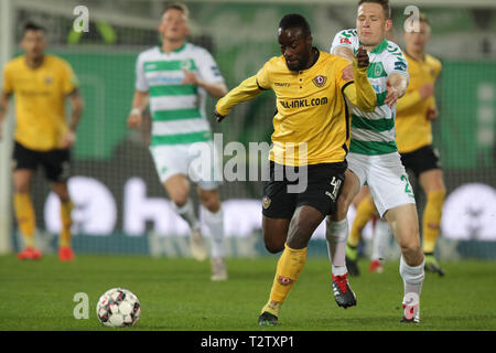 04 April 2019, Bayern, Fürth: Fussball: 2. Bundesliga, SpVgg Greuther Fürth - Dynamo Dresden 25. Spieltag, im Sportpark Ronhof Thomas Sommer. Paul Jaeckel (r) aus Fürth kämpft mit Erich Berko von Dynamo Dresden für den Ball. Foto: Daniel Karmann/dpa - WICHTIGER HINWEIS: In Übereinstimmung mit den Anforderungen der DFL Deutsche Fußball Liga oder der DFB Deutscher Fußball-Bund ist es untersagt, zu verwenden oder verwendet Fotos im Stadion und/oder das Spiel in Form von Bildern und/oder Videos - wie Foto Sequenzen getroffen haben. Stockfoto