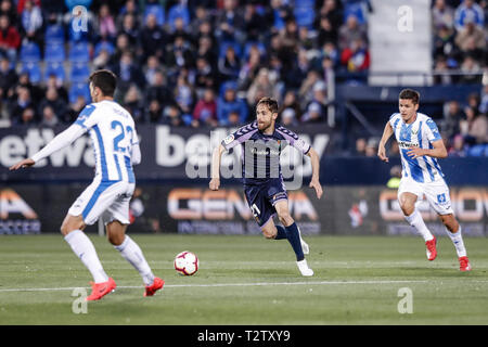 4. April 2019, Estadio Municipal de Butarque, Leganes, Spanien; La Liga Fußball, Leganes gegen Valladolid; Michel (Real Valladolid) bricht auf der Kugel Stockfoto