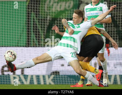 04 April 2019, Bayern, Fürth: Fussball: 2. Bundesliga, SpVgg Greuther Fürth - Dynamo Dresden 25. Spieltag, im Sportpark Ronhof Thomas Sommer. Paul Jaeckel (l) von Fürth kämpft für den ball mit Dario miš von Dynamo Dresden. Foto: Daniel Karmann/dpa - WICHTIGER HINWEIS: In Übereinstimmung mit den Anforderungen der DFL Deutsche Fußball Liga oder der DFB Deutscher Fußball-Bund ist es untersagt, zu verwenden oder verwendet Fotos im Stadion und/oder das Spiel in Form von Bildern und/oder Videos - wie Foto Sequenzen getroffen haben. Stockfoto