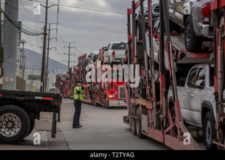 03 April 2019, Mexiko, Otay: LKW, Autos, die Schlange vor dem Otay Mesa Grenzübergang in Tijuana. US-Präsident Trump bedroht Mexiko mit der Einführung der automatischen Tarife statt einer drohenden Schließung der Grenze. Lkw-Fahrer haben derzeit für Stunden zu warten, bevor Sie überprüft werden und in die Vereinigten Staaten zu kommen. Angesichts der steigenden Zahl von Migranten aus Zentralamerika, die US-Regierung in der vergangenen Woche zog 750 Grenzschutzbeamten ihre Beiträge an Grenzübergängen und sie mit neuen Aufgaben betraut. Diese sind jetzt fehlt in der Handhabung der Fahrzeuge, der führt Zu dela Stockfoto