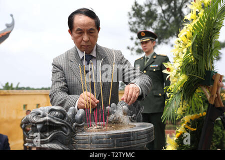 Thai Nguyen, chinesischen Märtyrern auf einem Friedhof im Norden Vietnams Provinz Thai Nguyen. 4 Apr, 2019. Nguyen Vinh Quang, Vice Chairman der Vietnam-China Freundschaft verband, bietet Räucherungen zu chinesischen Märtyrern auf einem Friedhof im Norden Vietnams Provinz Thai Nguyen, 4. April 2019. Hier auf dem Friedhof in Linh Son Kommune, Thai Nguyen, Thai Nguyen Provinz, etwa 80 km von der Innenstadt von Hanoi, Vietnam, 139 chinesischen Märtyrer Laien in ewigem Frieden ruhen. Credit: Wang Di/Xinhua/Alamy leben Nachrichten Stockfoto