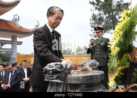 Thai Nguyen. 4 Apr, 2019. Der chinesische Botschafter in Vietnam Xiong Bo (vorne) bietet Räucherungen zu chinesischen Märtyrern auf einem Friedhof im Norden Vietnams Provinz Thai Nguyen, 4. April 2019. Hier auf dem Friedhof in Linh Son Kommune, Thai Nguyen, Thai Nguyen Provinz, etwa 80 km von der Innenstadt von Hanoi, Vietnam, 139 chinesischen Märtyrer Laien in ewigem Frieden ruhen. Credit: Wang Di/Xinhua/Alamy leben Nachrichten Stockfoto