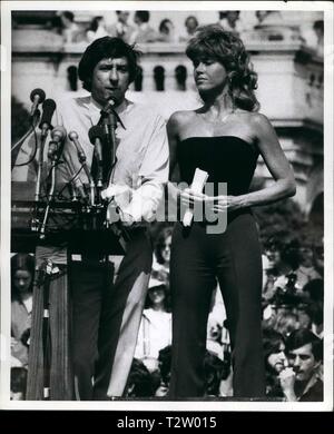 Mai 6, 1979, Washington, DC, USA: Filmstar Jane Fonda, Stern der neuen Anti-nuke Film '' Das China Syndrom'', mit Ehemann/politischen Aktivisten Tom Hayden, An die größte Versammlung der Anti-AKW-Proteste in den USA Geschichte, zu diesem Zeitpunkt, auf den Stufen des US-Kapitals Gebäude, in die Hauptstadt. 125.000 Personen, darunter der Gouverneur von Kalifornien, nahmen an der heutigen März und Kundgebung gegen die Kernenergie, auf die jüngsten reagieren, Three Mile Island März 28, Unfall 1979, uns Kommerzielle kernkraftwerk Geschichte wichtigsten Unfall. Nennleistung 5 Bei der 7-Punkt International Nuclear sogar Stockfoto