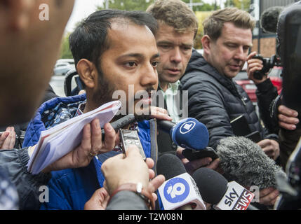 Christchurch, Canterbury, Neuseeland. 5 Apr, 2019. Freunde und Familie Mitglieder der Moschee der Opfer, einschließlich TOFAZZAL ALAM, sprechen die Medien außerhalb des High Court nach der Teilnahme an einer Anhörung für Beschuldigte shooter Brenton Tarrant, 28. Tarrant, die ein Video Link von einer Auckland Gefängnis appearedÃŠvia, einer psychiatrischen Beurteilung unterzogen werden, um festzustellen, ob er isÃŠmentally passen zu den 89 wegen Mordes und versuchten Mordes zu bitten, daß er Gesichter im März 15 Massaker. Credit: PJ Heller/ZUMA Draht/Alamy leben Nachrichten Stockfoto