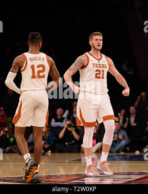 April 04, 2019: Texas Longhorns, Dylan Osetkowski (21) und die Texas Longhorns guard Kerwin Roach II (12) Geste an der Endrunde des NIT Turnier Spiel zwischen der Texas Longhorns und die Lipscomb Bisons im Madison Square Garden, New York, New York. Obligatorische Credit: Kostas Lymperopoulos/CSM Stockfoto