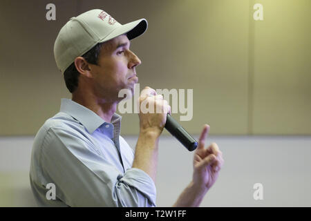 Sioux City, Iowa, USA. 4 Apr, 2019. Ehemalige Texas Kongreßabgeordneten und demokratischen Präsidentschaftskandidaten BETO O'Rourke Kampagnen auf dem Campus der Morningside Hochschule in Sioux City, Iowa Donnerstag, 4. April 2019, in der Verfolgung einer Partei Nominierung 2020. Quelle: Jerry Mennenga/ZUMA Draht/Alamy leben Nachrichten Stockfoto