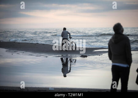 Peking, Iran. 3 Apr, 2019. Die Menschen genießen, sich am Strand des Kaspischen Meeres in Salman Shahr Stadt, Iran, April 3, 2019. Credit: Ahmad Halabisaz/Xinhua/Alamy leben Nachrichten Stockfoto